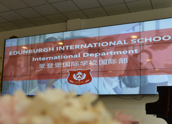 学校背景.png
